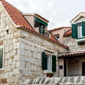 Tomadi Apartment