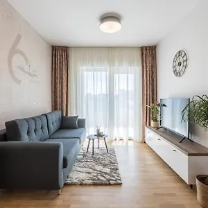 6 Islands - & Business - Free Garage Parking Apartment